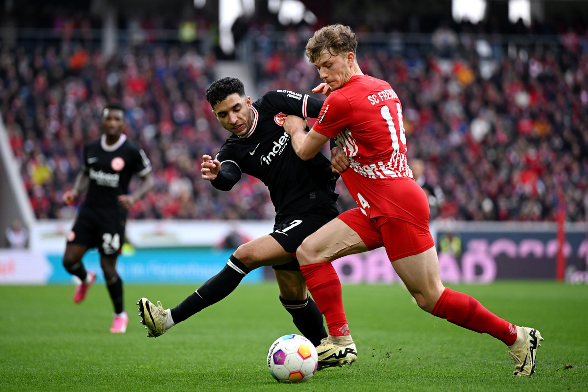 弗莱堡中场长传助攻,助球队取胜的是谁