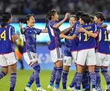 日本女足比赛结束，队员们欢庆胜利 