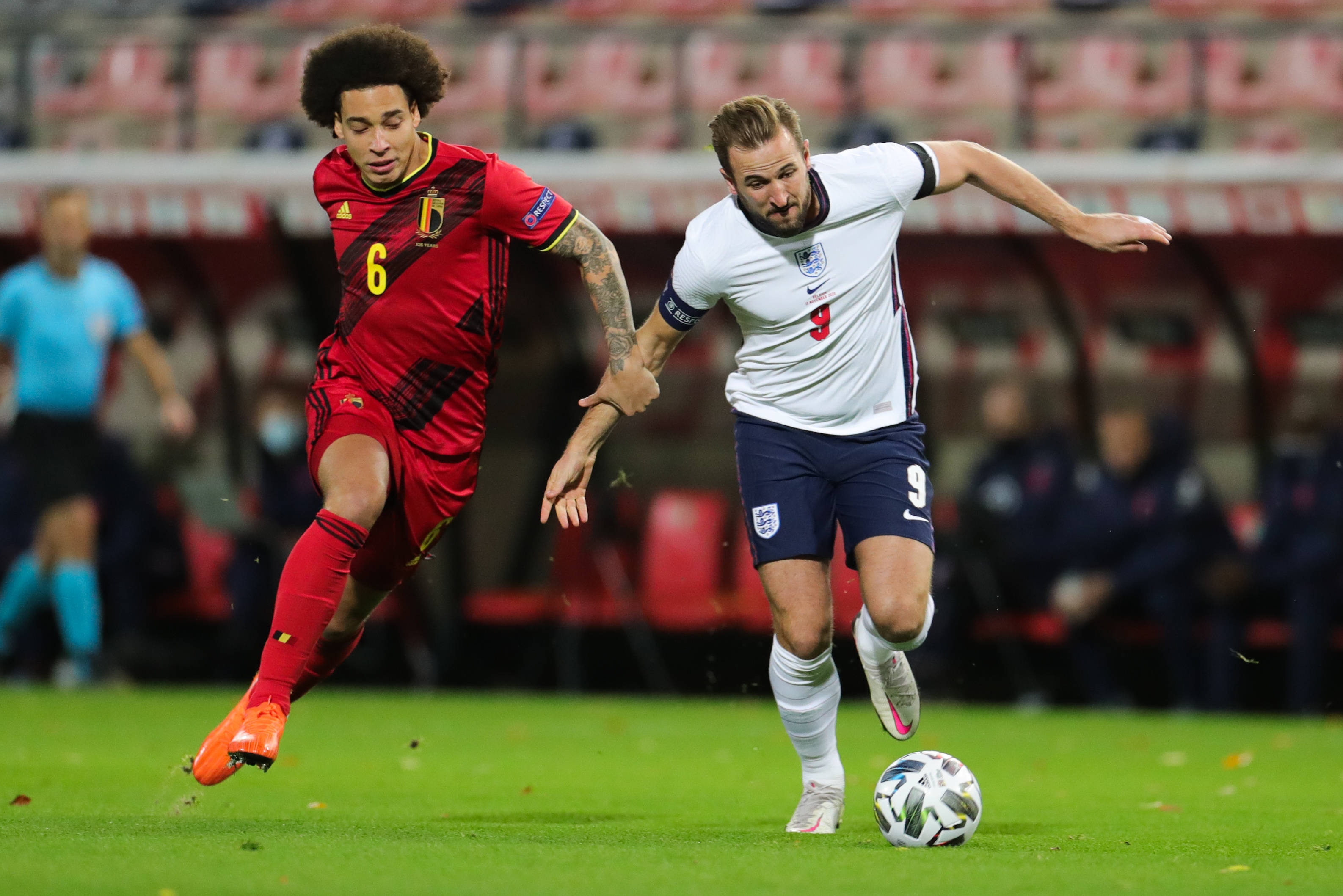 足坛赛事掀起的一场场势均力敌的对抗(足球比赛即将拉开帷幕,队员们彼此发出)