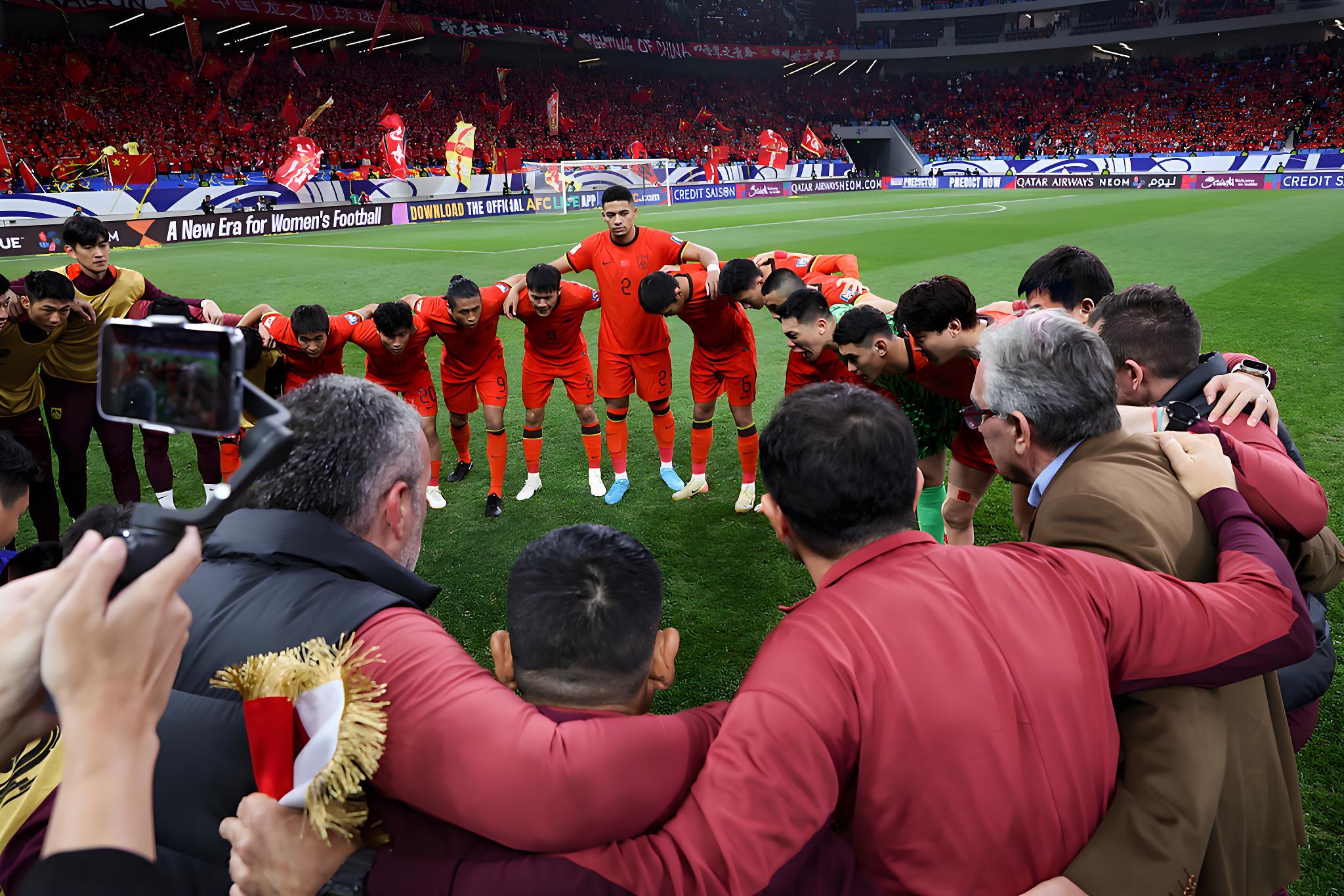 足坛赛事掀起的一场场势均力敌的对抗(足球比赛即将拉开帷幕,队员们彼此发出)