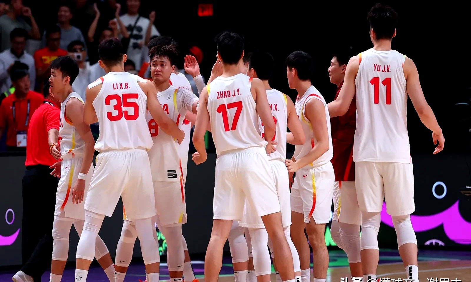 双方激烈拼抢:中国男篮历经五场较量晋级(中国男篮辉煌时刻) 双方激烈拼抢:中国男篮历经五场较量晋级(中国男篮辉煌时刻)